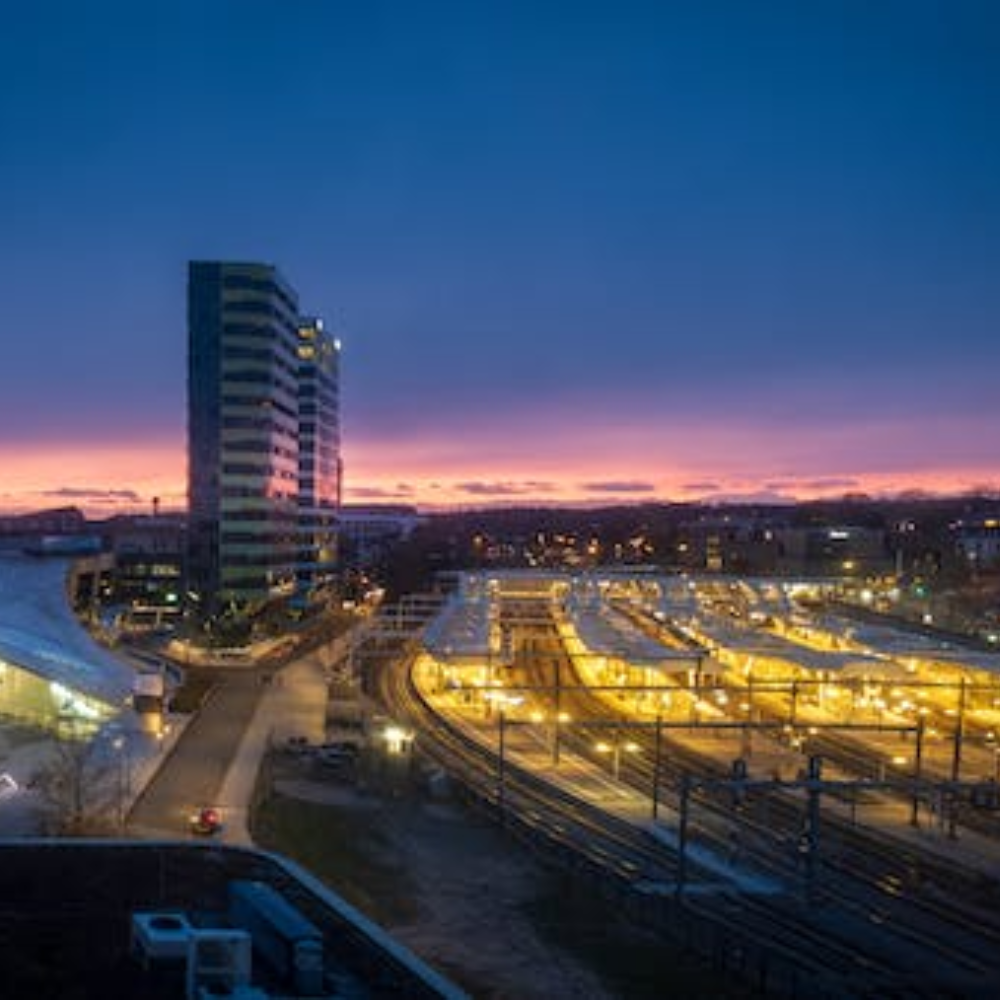 Foto van Arnhem Centraal Station, een prachtig historisch station gelegen in het hart van de stad Arnhem. Het gebouw, dat in de jaren '30 van de vorige eeuw is gebouwd, combineert indrukwekkende architectuur met moderne voorzieningen en biedt treinverbindingen naar verschillende bestemmingen in Nederland.