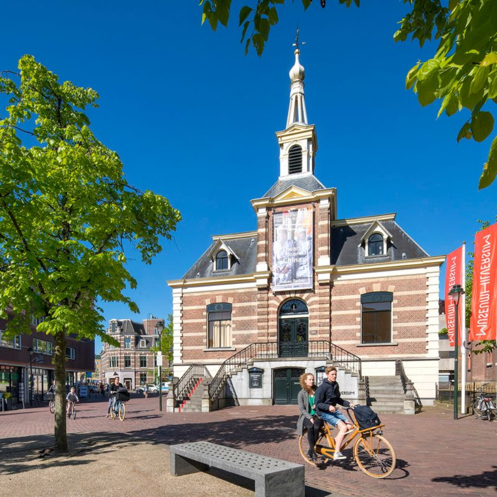 Afbeelding van een kerk in de stad in Hilversum