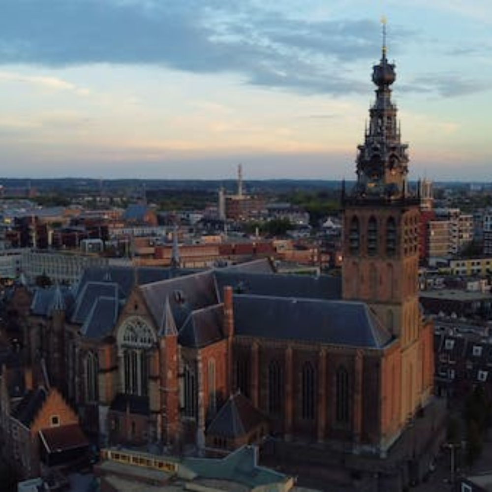 Afbeelding van de grote kerk in het centrum van Nijmegem